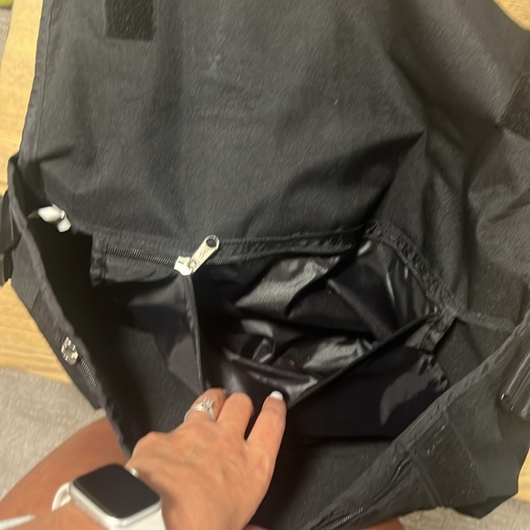 Dakine Sholder bag with Laptop space and lots of room - comfortable to wear - Picture 7 of 8